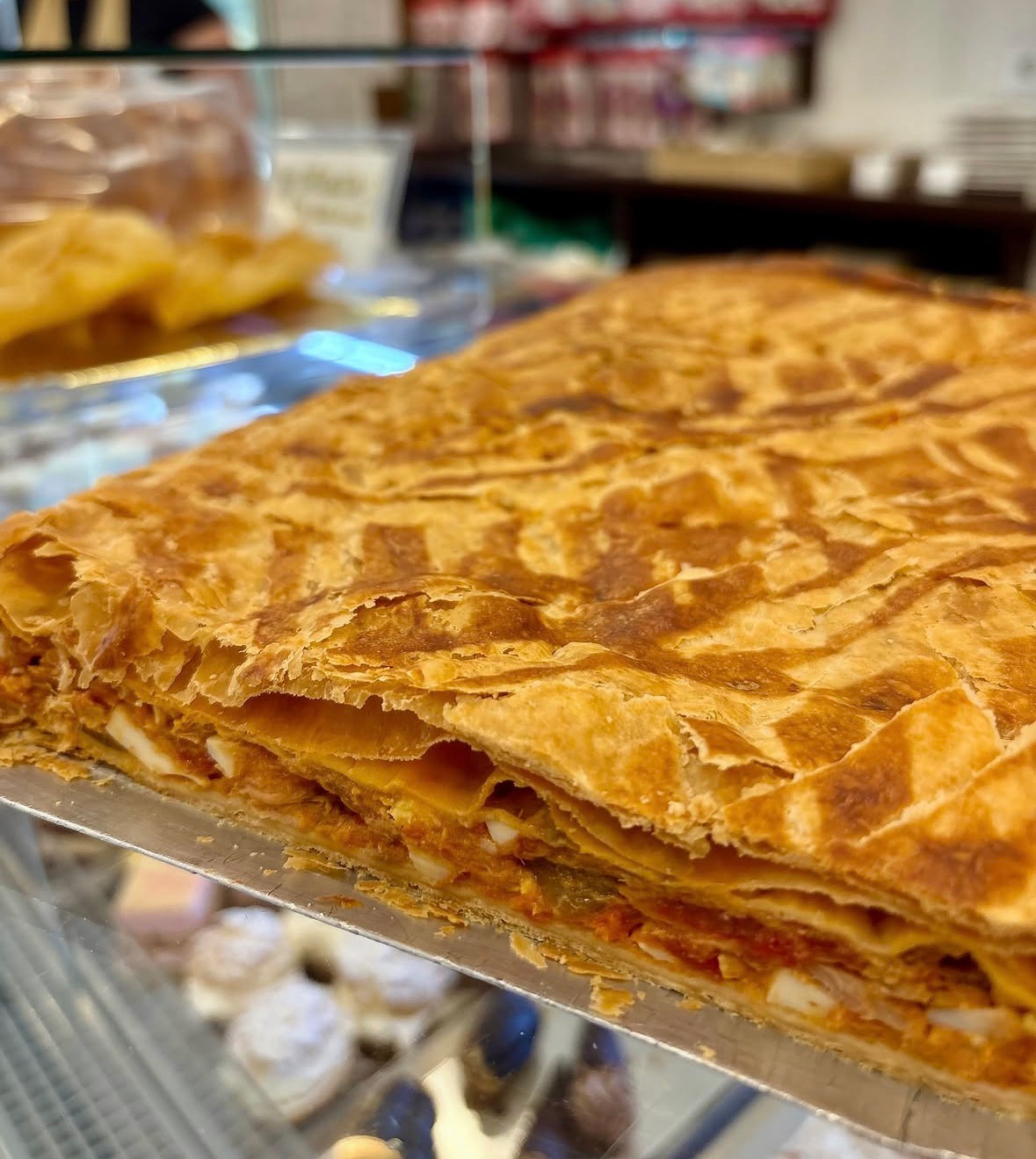 Empanada artesanal de Casamayor cortada mostrando el relleno