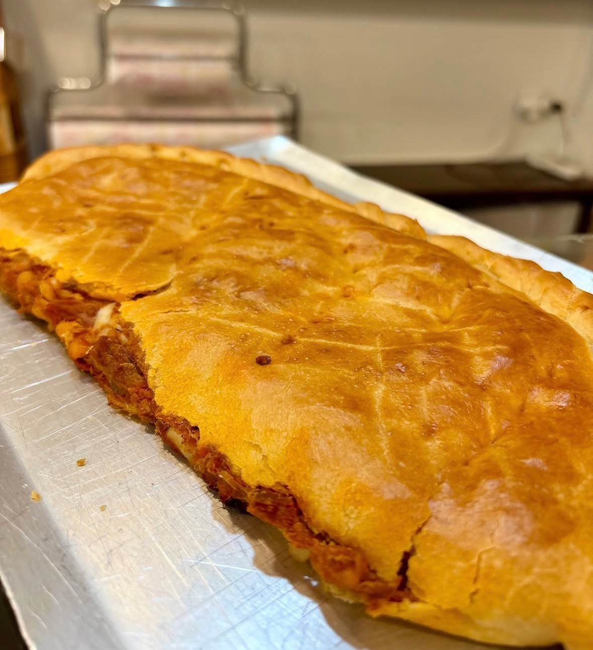 Empanada rectangular artesanal recién horneada