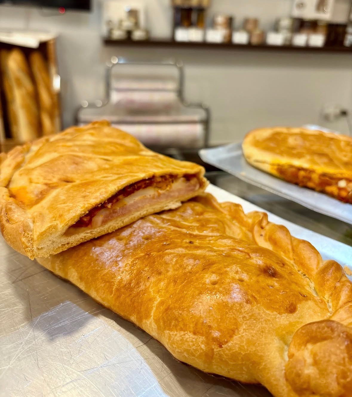 Empanadas artesanales de Casamayor sobre mesa de obrador