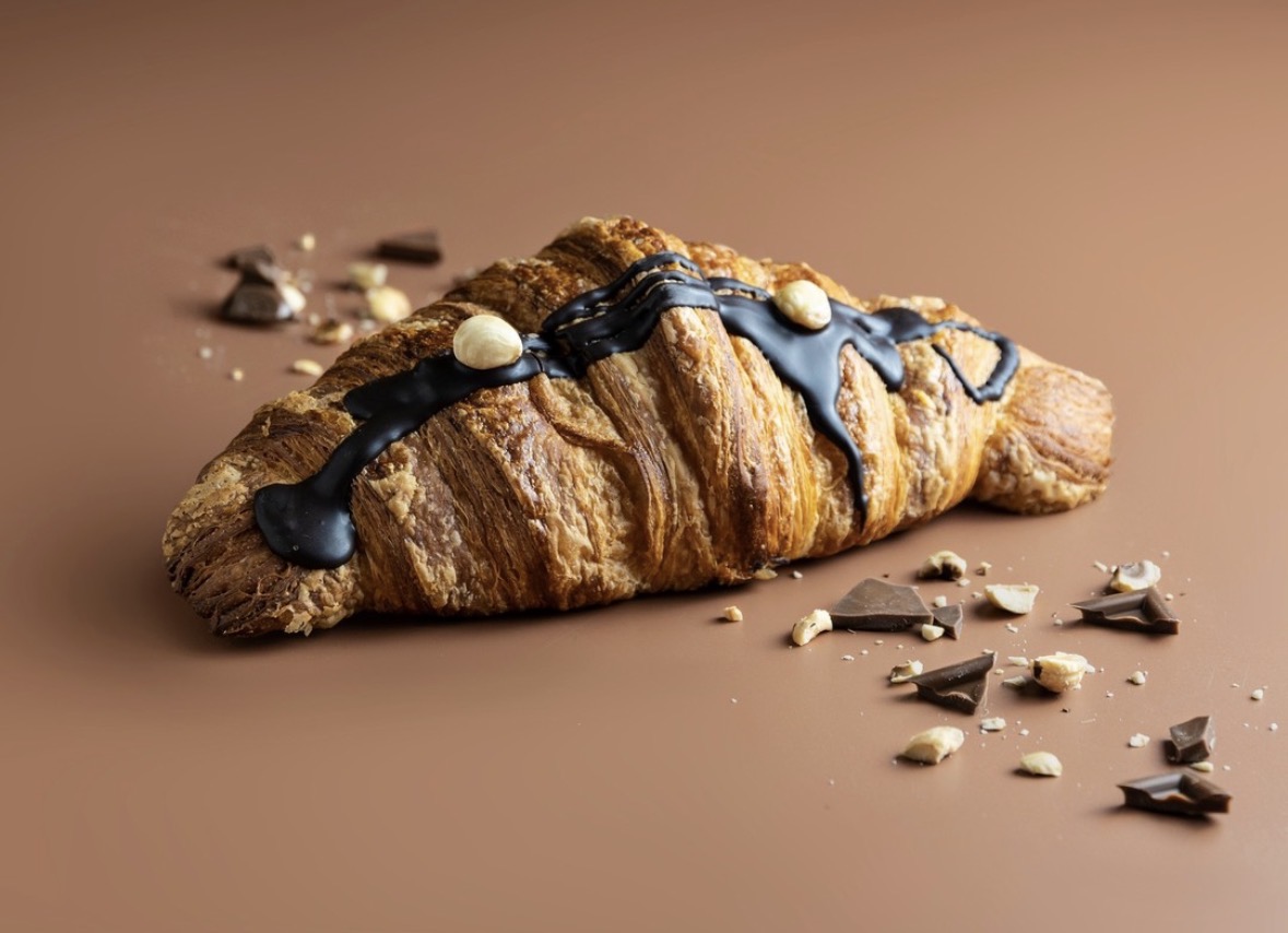 Croissant artesanal de chocolate y frutos secos