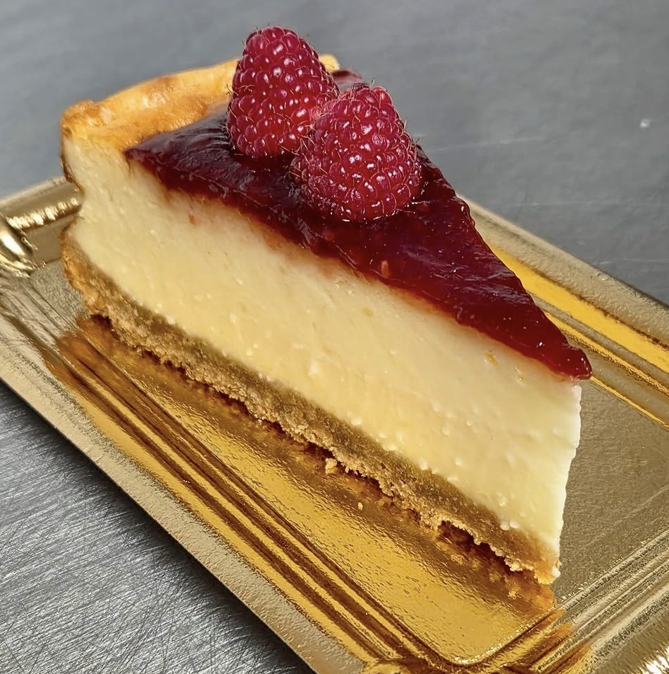 Porción de cheesecake con frambuesas D-Keso