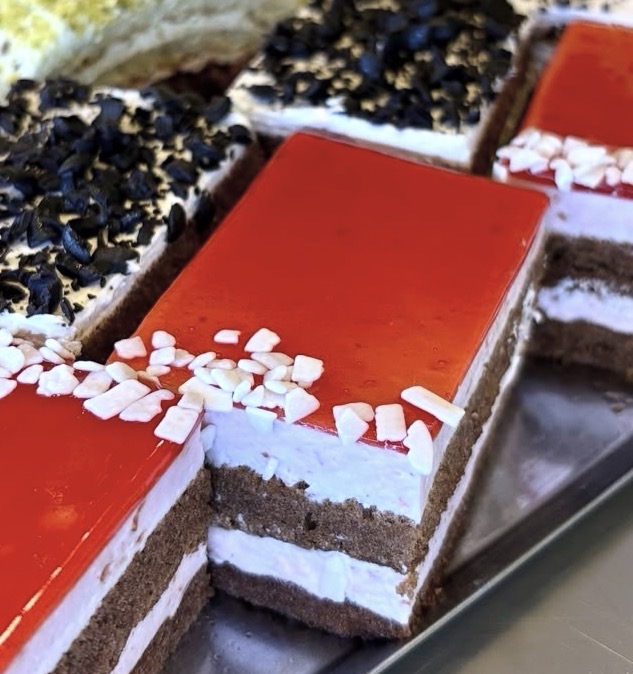 Pastel individual de Casamayor con cobertura roja