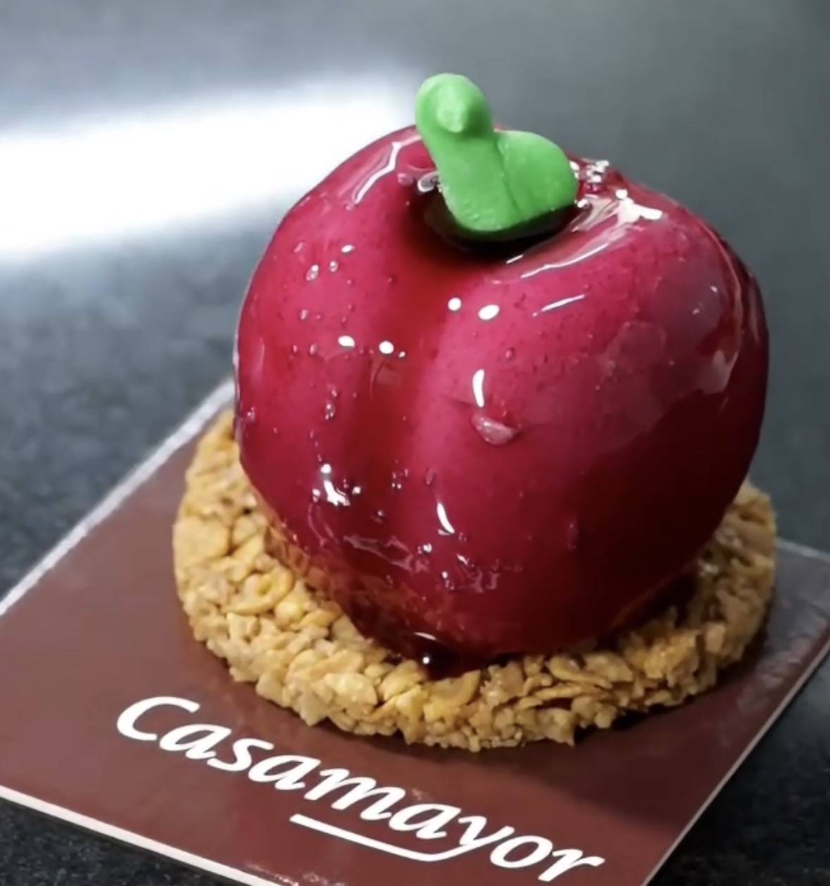 Postre individual rojo con acabado brillante